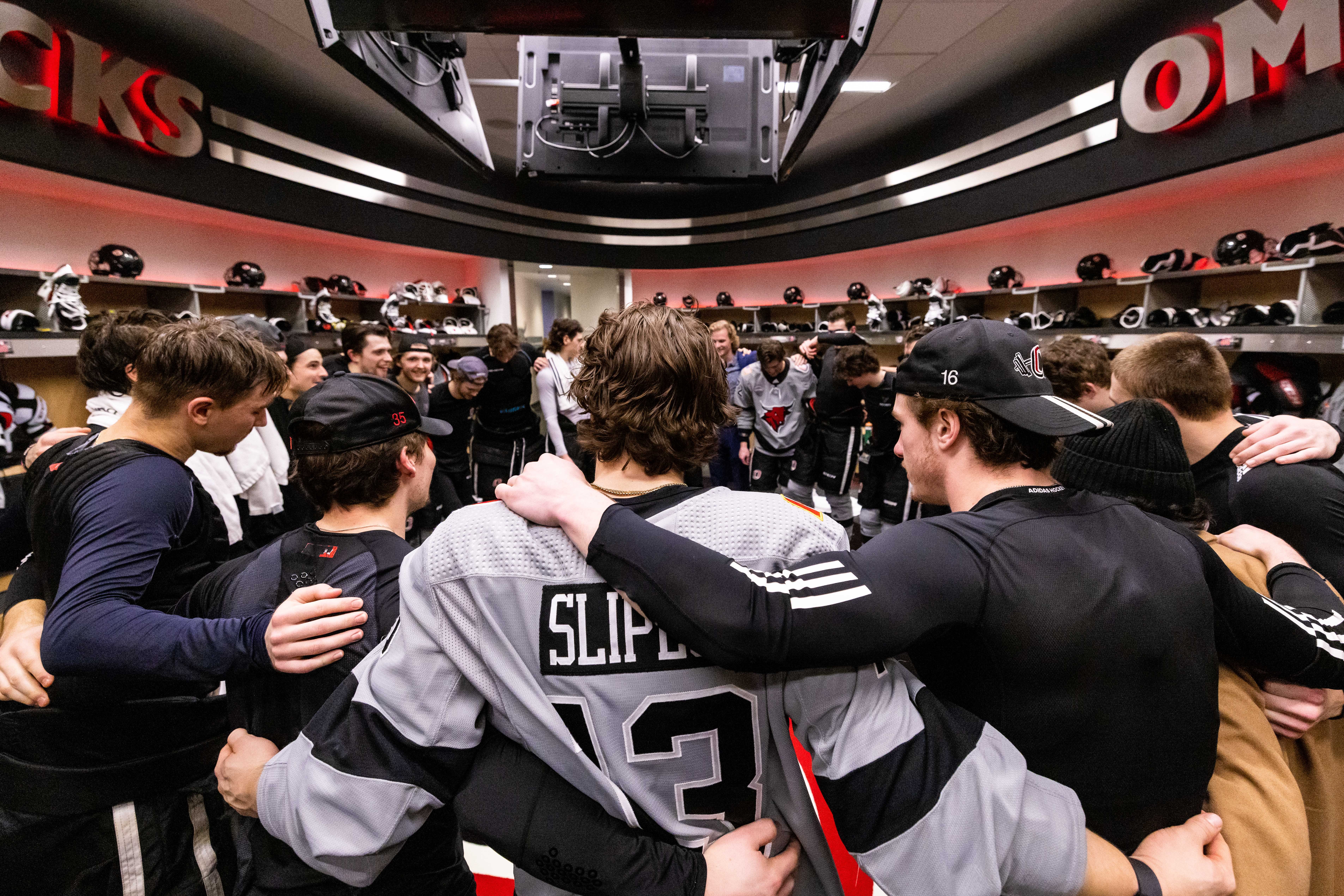 UNO hockey team huddle 